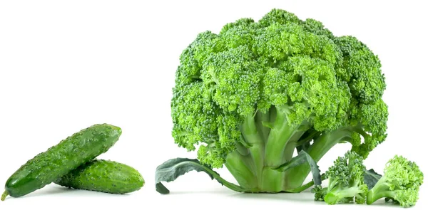 Två Gurkor Broccoli Vit Bakgrund — Stockfoto