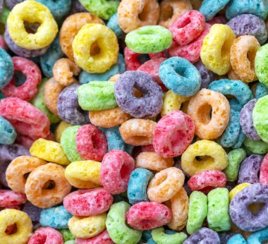 Süt için lezzetli renkli tanecikler, yakın plan.