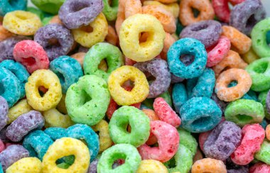 Süt için lezzetli renkli tanecikler, yakın plan.