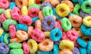 Süt için lezzetli renkli tanecikler, yakın plan.