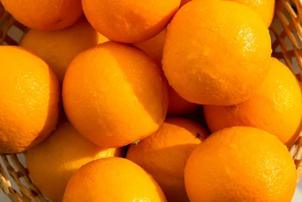 Πορτοκάλια Καλάθι Σταγόνες Νερού — Φωτογραφία Αρχείου