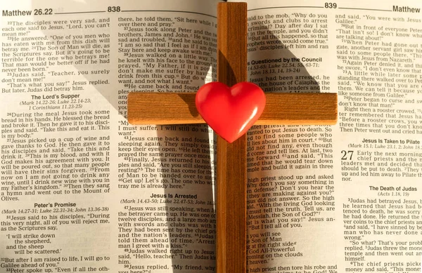 Cuore Croce Legno Sullo Sfondo Della Bibbia — Foto Stock