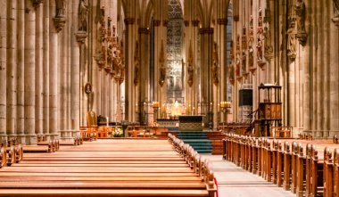 Kilise sıraları, içeriden manzara