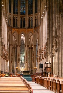 Kilise sıraları, içeriden manzara