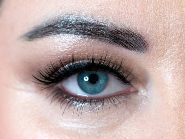 Синий глаз девушки крупным планом