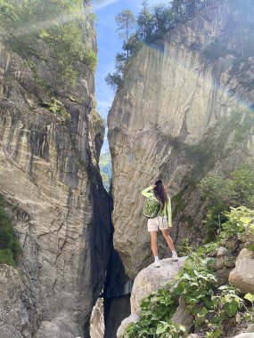 Sırt çantalı genç bir kız.