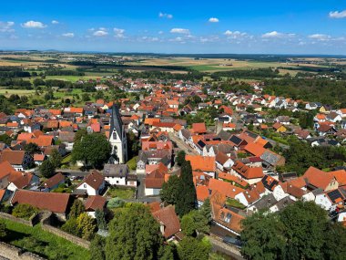 Alman kasabasının gökyüzü manzarası