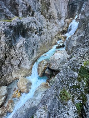Dağların vadisindeki güzel dağ nehri