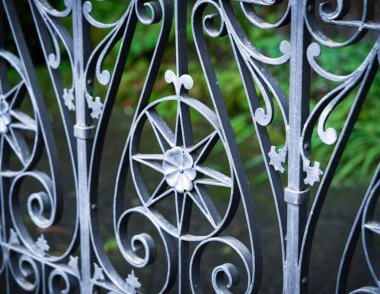 Güzel işlenmiş demir işçiliğinin yakın çekimi.