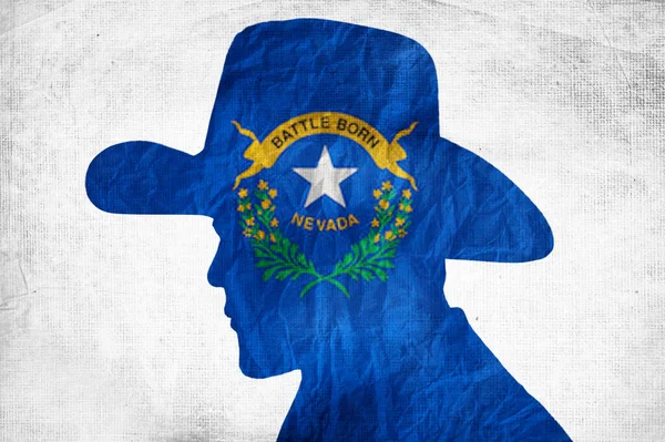 Kırışık Kağıtta Nevada Bayrağı Olan Kovboy Silueti — Stok fotoğraf