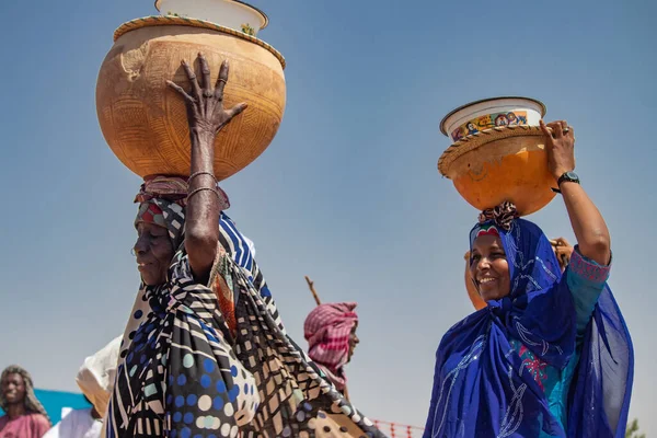 非洲部落 尼日利亚 博尔诺州 Maiduguri市 富拉尼部落的女性成员传统上穿着五颜六色的衣服 头上有粘土和满是水的金属制成的护理罐 — 图库照片
