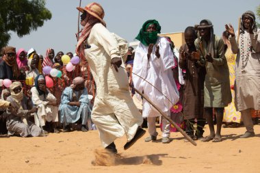 Afrika kabileleri, Nijerya, Borno Devleti, Maiduguri şehri. Geleneksel kabile üyeleri geleneksel dans törenlerinde renkli kıyafetler giyip aynayla dans ederlerdi.