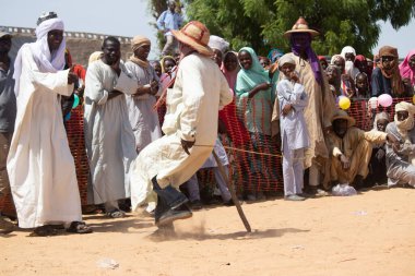 Afrika kabileleri, Nijerya, Borno Devleti, Maiduguri şehri. Geleneksel kabile üyeleri geleneksel dans törenlerinde renkli kıyafetler giyip aynayla dans ederlerdi.