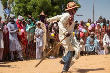 Afrika kabileleri, Nijerya, Borno Devleti, Maiduguri şehri. Geleneksel kabile üyeleri geleneksel dans törenlerinde renkli kıyafetler giyip aynayla dans ederlerdi.