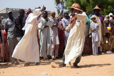 Afrika kabileleri, Nijerya, Borno Devleti, Maiduguri şehri. Geleneksel kabile üyeleri geleneksel dans törenlerinde renkli kıyafetler giyip aynayla dans ederlerdi.