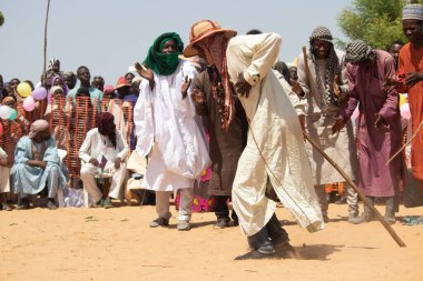 Afrika kabileleri, Nijerya, Borno Devleti, Maiduguri şehri. Geleneksel kabile üyeleri geleneksel dans törenlerinde renkli kıyafetler giyip aynayla dans ederlerdi.