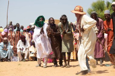 Afrika kabileleri, Nijerya, Borno Devleti, Maiduguri şehri. Geleneksel kabile üyeleri geleneksel dans törenlerinde renkli kıyafetler giyip aynayla dans ederlerdi.