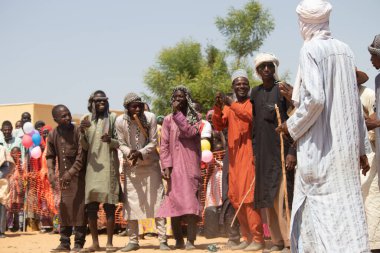 Afrika kabileleri, Nijerya, Borno Devleti, Maiduguri şehri. Geleneksel kabile üyeleri geleneksel dans törenlerinde renkli kıyafetler giyip aynayla dans ederlerdi.