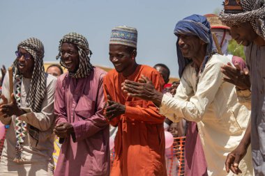 Afrika kabileleri, Nijerya, Borno Devleti, Maiduguri şehri. Geleneksel kabile üyeleri geleneksel dans törenlerinde renkli kıyafetler giyip aynayla dans ederlerdi.