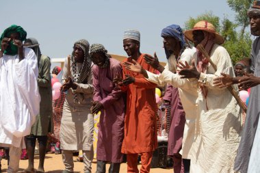 Afrika kabileleri, Nijerya, Borno Devleti, Maiduguri şehri. Geleneksel kabile üyeleri geleneksel dans törenlerinde renkli kıyafetler giyip aynayla dans ederlerdi.