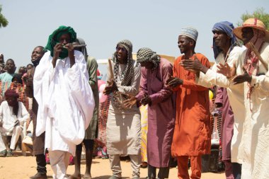 Afrika kabileleri, Nijerya, Borno Devleti, Maiduguri şehri. Geleneksel kabile üyeleri geleneksel dans törenlerinde renkli kıyafetler giyip aynayla dans ederlerdi.