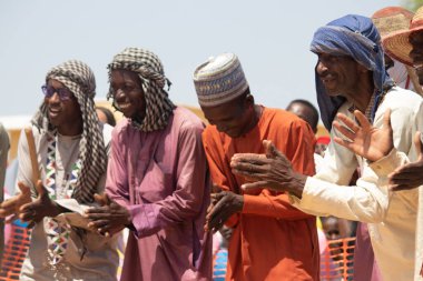 Afrika kabileleri, Nijerya, Borno Devleti, Maiduguri şehri. Geleneksel kabile üyeleri geleneksel dans törenlerinde renkli kıyafetler giyip aynayla dans ederlerdi.