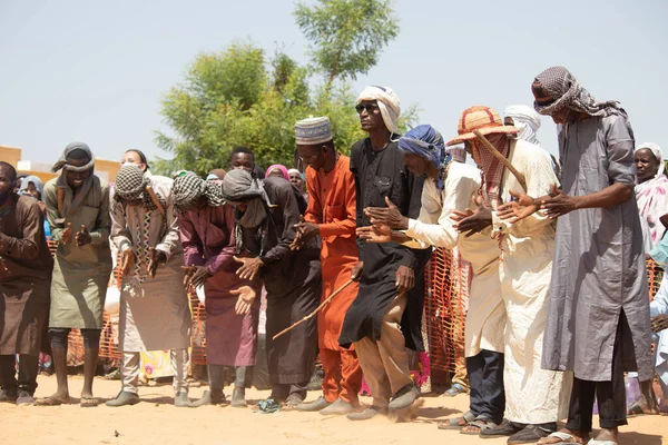 非洲部落 尼日利亚 博尔诺州 Maiduguri市 富拉尼族成员传统上参加部落舞会 穿着五颜六色的衣服 头戴一面镜子 跳着如此镇定的舞 — 图库照片
