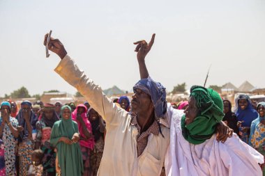 Afrika kabileleri, Nijerya, Borno Devleti, Maiduguri şehri. Geleneksel kabile üyeleri geleneksel dans törenlerinde renkli kıyafetler giyip aynayla dans ederlerdi.
