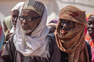 Afrika kabileleri, Nijerya, Borno Devleti, Maiduguri şehri. Geleneksel olarak renkli giyinen Fulani kabilesi.