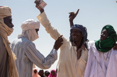 Afrika kabileleri, Nijerya, Borno Devleti, Maiduguri şehri. Geleneksel kabile üyeleri geleneksel dans törenlerinde renkli kıyafetler giyip aynayla dans ederlerdi.