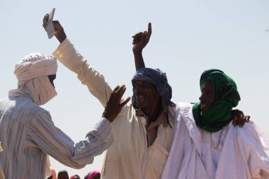 Afrika kabileleri, Nijerya, Borno Devleti, Maiduguri şehri. Geleneksel kabile üyeleri geleneksel dans törenlerinde renkli kıyafetler giyip aynayla dans ederlerdi.