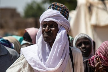 Afrika kabileleri, Nijerya, Borno Devleti, Maiduguri şehri. Geleneksel olarak renkli giyinen Fulani kabilesi.