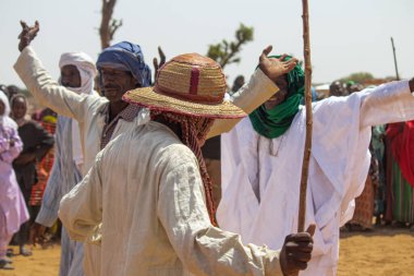 Afrika kabileleri, Nijerya, Borno Devleti, Maiduguri şehri. Geleneksel kabile üyeleri geleneksel dans törenlerinde renkli kıyafetler giyip aynayla dans ederlerdi.