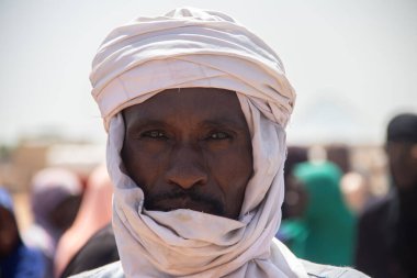 Afrika kabileleri, Nijerya, Borno Devleti, Maiduguri şehri. Geleneksel olarak renkli giyinen Fulani kabilesi.