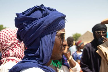 Afrika kabileleri, Nijerya, Borno Devleti, Maiduguri şehri. Fulani kabilesi üyeleri geleneksel olarak kabile toplantısında renkli kıyafetler giyerler.