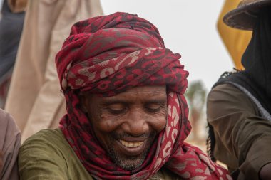 Afrika kabileleri, Nijerya, Borno Devleti, Maiduguri şehri. Geleneksel olarak renkli giyinen Fulani kabilesi.