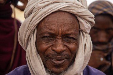 Afrika kabileleri, Nijerya, Borno Devleti, Maiduguri şehri. Geleneksel olarak renkli giyinen Fulani kabilesi.