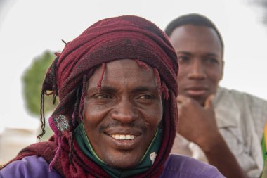 Afrika kabileleri, Nijerya, Borno Devleti, Maiduguri şehri. Geleneksel olarak renkli giyinen Fulani kabilesi.