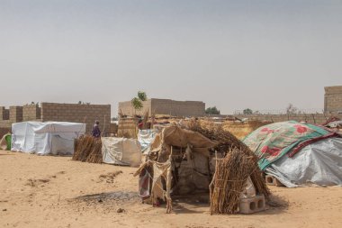Silahlı çatışmadan kaçan mülteci IDP kampı (IDP - İç sürgün kişi). İnsanlar, giysi ve plastik çarşaftan yapılmış kulübelerde, su, hijyen, barınak ve yiyecekten yoksun yaşam koşullarında çok yoksul kalıyorlar.