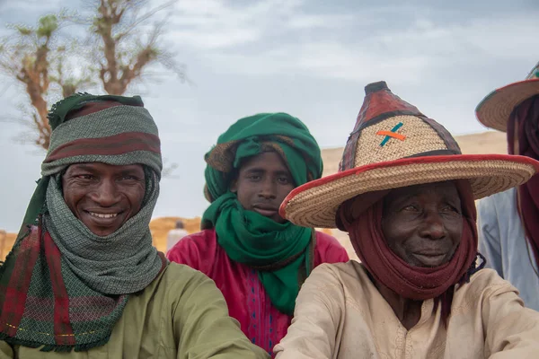 非洲部落 尼日利亚 博尔诺州 Maiduguri市 富拉尼部落传统上穿着五颜六色的衣服 — 图库照片