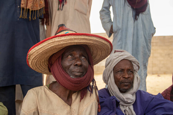 Африканские племена, Нигерия, штат Борно, город Майдугури. Племя фулани традиционно одевается в красочную одежду