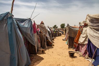 Silahlı çatışmadan kaçan mülteci IDP kampı (IDP - İç sürgün kişi). İnsanlar, giysi ve plastik çarşaftan yapılmış kulübelerde, su, hijyen, barınak ve yiyecekten yoksun yaşam koşullarında çok yoksul kalıyorlar.