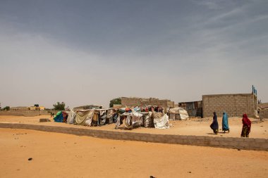 Silahlı çatışmadan kaçan mülteci IDP kampı (IDP - İç sürgün kişi). İnsanlar, giysi ve plastik çarşaftan yapılmış kulübelerde, su, hijyen, barınak ve yiyecekten yoksun yaşam koşullarında çok yoksul kalıyorlar.