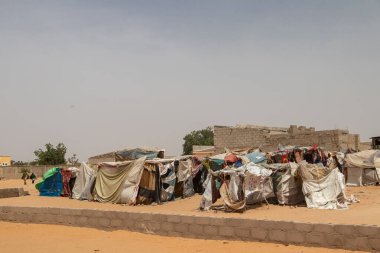 Silahlı çatışmadan kaçan mülteci IDP kampı (IDP - İç sürgün kişi). İnsanlar, giysi ve plastik çarşaftan yapılmış kulübelerde, su, hijyen, barınak ve yiyecekten yoksun yaşam koşullarında çok yoksul kalıyorlar.
