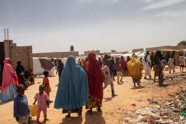 Silahlı çatışmadan kaçan mülteci IDP kampı (IDP - İç sürgün kişi). İnsanlar, giysi ve plastik çarşaftan yapılmış kulübelerde, su, hijyen, barınak ve yiyecekten yoksun yaşam koşullarında çok yoksul kalıyorlar.