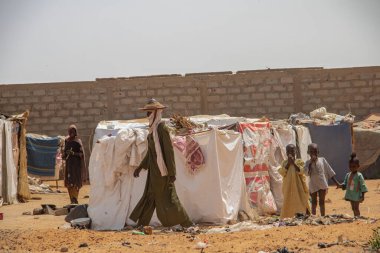 Silahlı çatışmadan kaçan mülteci IDP kampı (IDP - İç sürgün kişi). İnsanlar, giysi ve plastik çarşaftan yapılmış kulübelerde, su, hijyen, barınak ve yiyecekten yoksun yaşam koşullarında çok yoksul kalıyorlar.