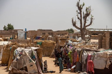 Silahlı çatışmadan kaçan mülteci IDP kampı (IDP - İç sürgün kişi). İnsanlar, giysi ve plastik çarşaftan yapılmış kulübelerde, su, hijyen, barınak ve yiyecekten yoksun yaşam koşullarında çok yoksul kalıyorlar.