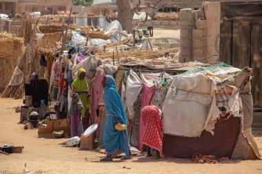 Silahlı çatışmadan kaçan mülteci IDP kampı (IDP - İç sürgün kişi). İnsanlar, giysi ve plastik çarşaftan yapılmış kulübelerde, su, hijyen, barınak ve yiyecekten yoksun yaşam koşullarında çok yoksul kalıyorlar.