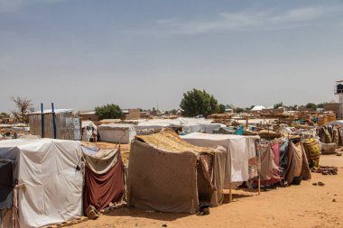 Silahlı çatışmadan kaçan mülteci IDP kampı (IDP - İç sürgün kişi). İnsanlar, giysi ve plastik çarşaftan yapılmış kulübelerde, su, hijyen, barınak ve yiyecekten yoksun yaşam koşullarında çok yoksul kalıyorlar.