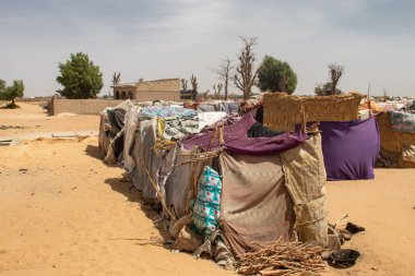 Silahlı çatışmadan kaçan mülteci IDP kampı (IDP - İç sürgün kişi). İnsanlar, giysi ve plastik çarşaftan yapılmış kulübelerde, su, hijyen, barınak ve yiyecekten yoksun yaşam koşullarında çok yoksul kalıyorlar.